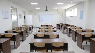 一所经典学校的空教室。 教室。 带着黑板上课学习课程。 回学校去。 小学